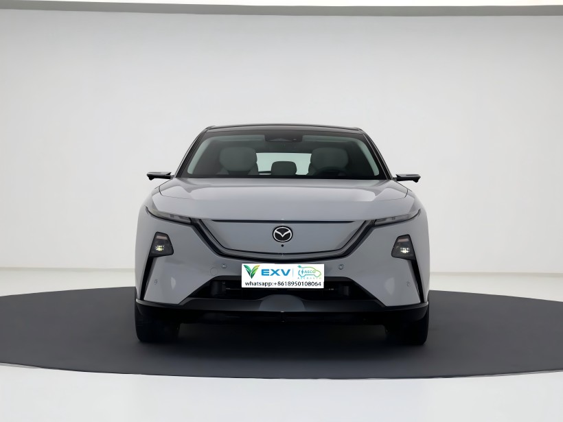 Mazda EZ - 60 คาดว่าจะเข้าสู่ตลาดภายในสิ้นเดือนสิงหาคม มันมีทั้งระบบส่งกำลังไฟฟ้าบริสุทธิ์และขยาย - ช่วง การตกแต่งภายในยังติดตั้งการตั้งค่าหน้าจอคู่